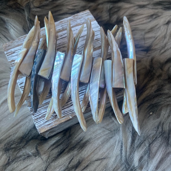 Gorgeous mother of Pearl stretch bracelet - Picture 2 of 2